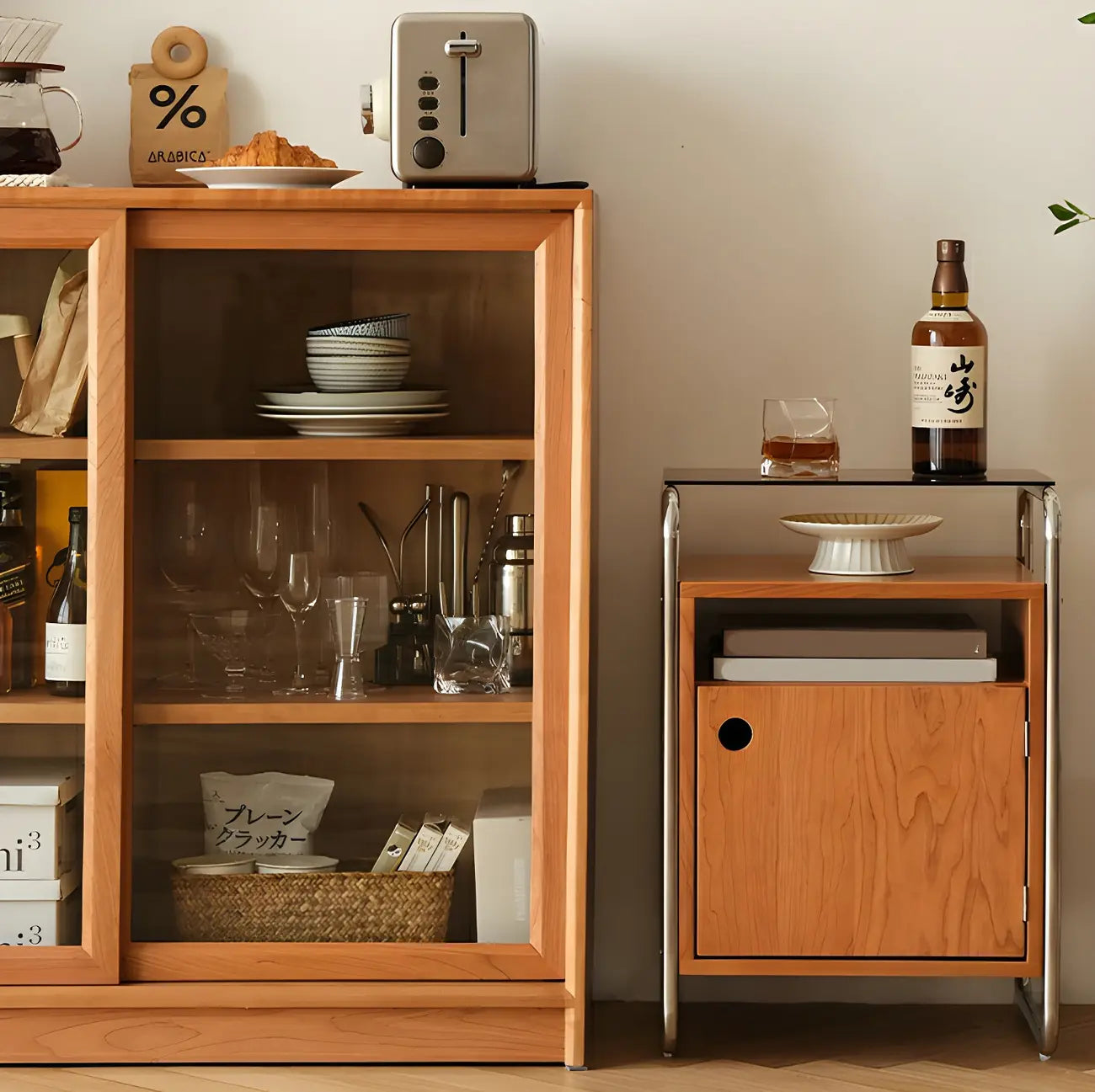 Table de chevet étroite en bois clair avec plateau en verre et finition naturelle