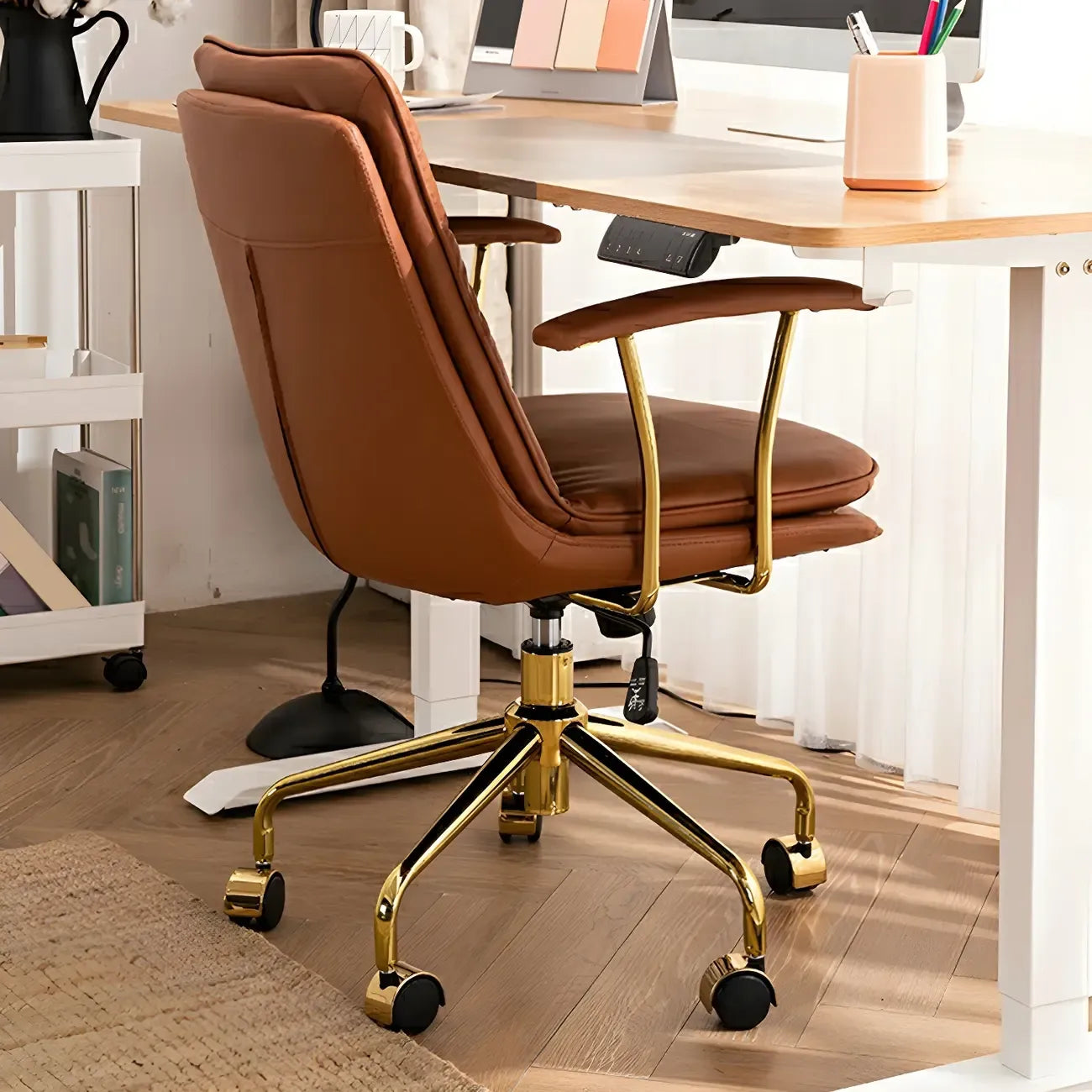 Fauteuil de bureau réglable en cuir capitonné avec base dorée