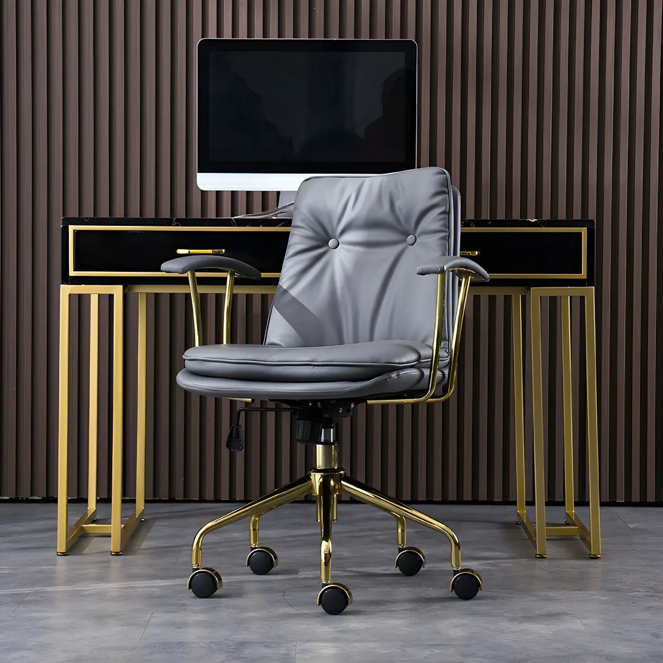 Fauteuil de bureau réglable en cuir capitonné avec base dorée