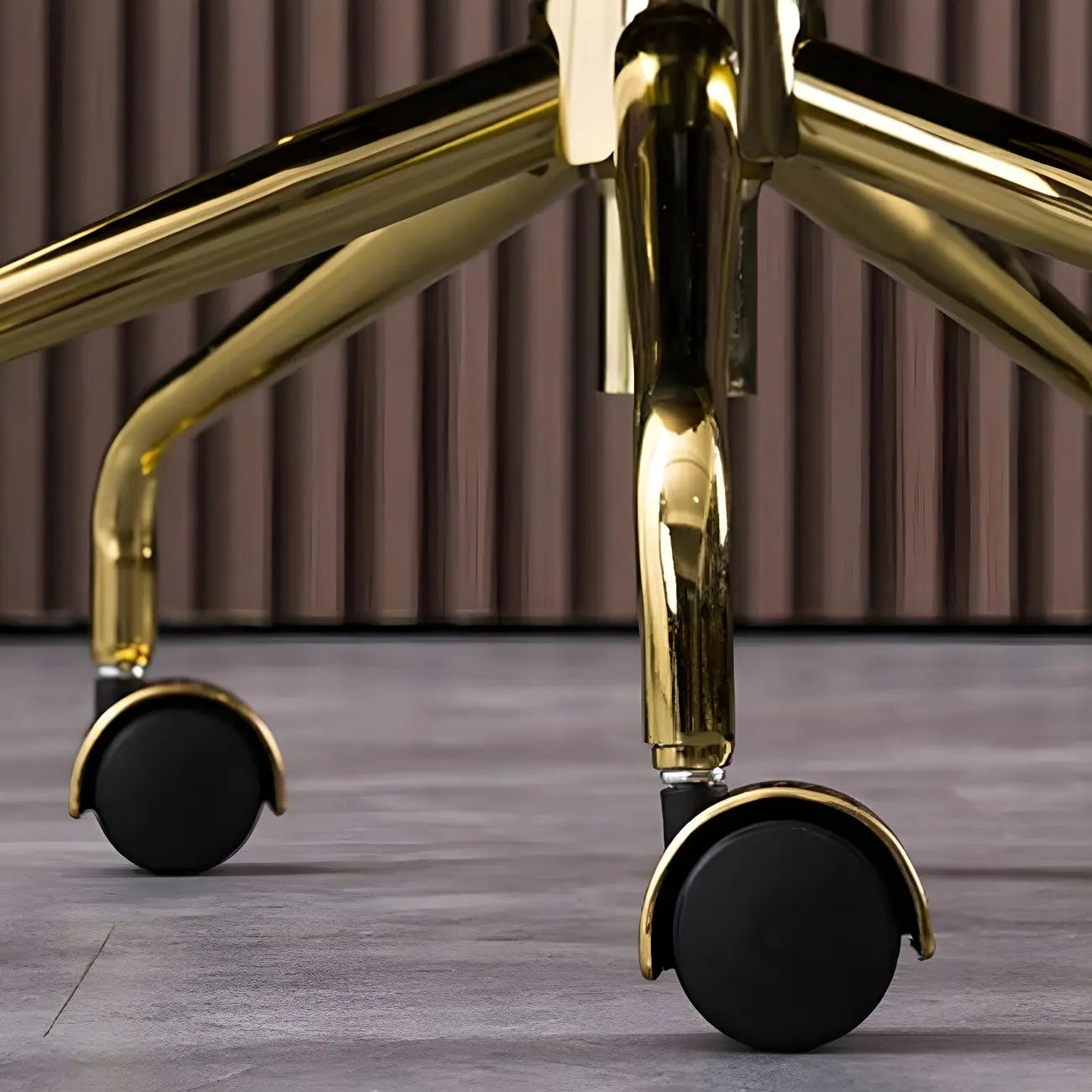 Fauteuil de bureau réglable en cuir capitonné avec base dorée