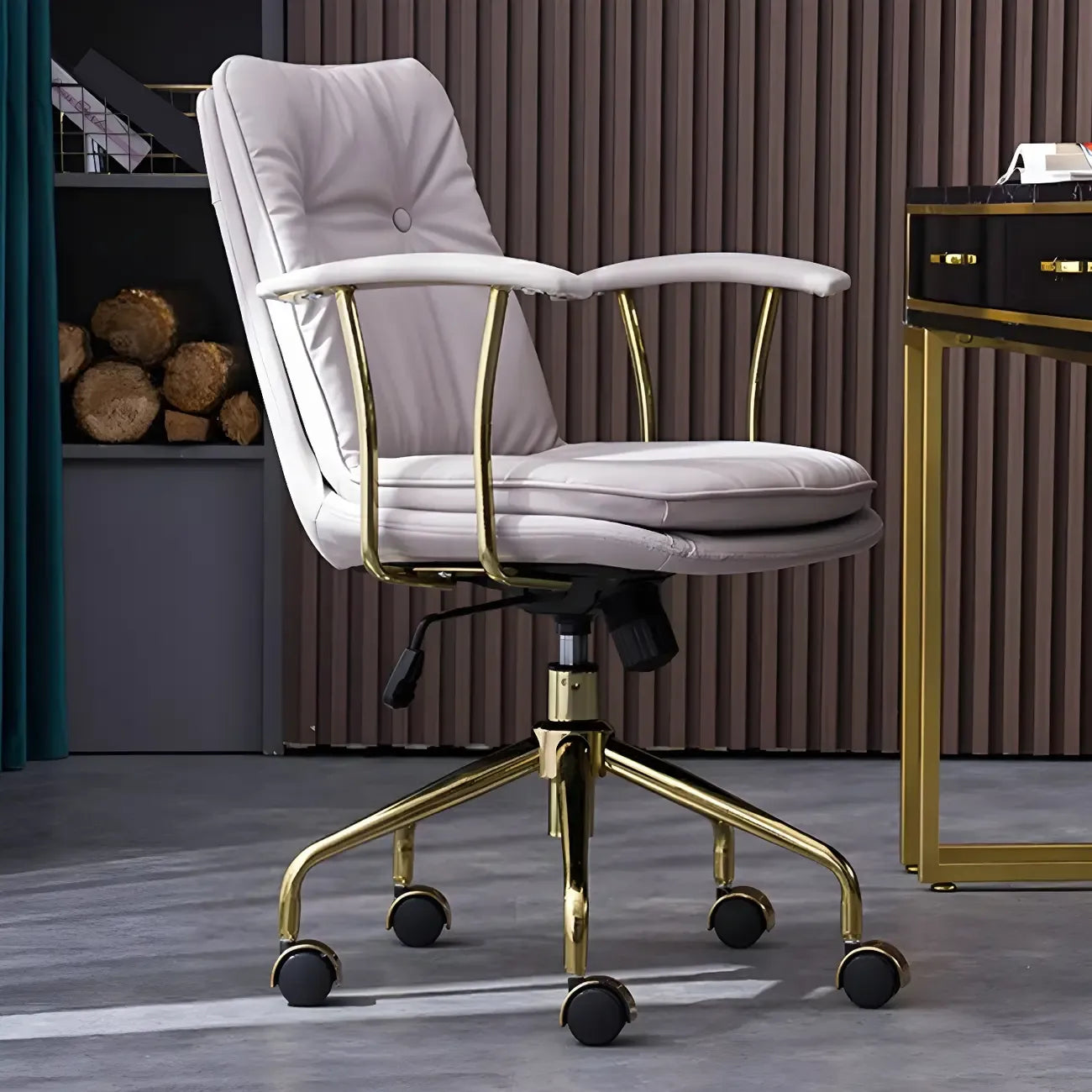Fauteuil de bureau réglable en cuir capitonné avec base dorée