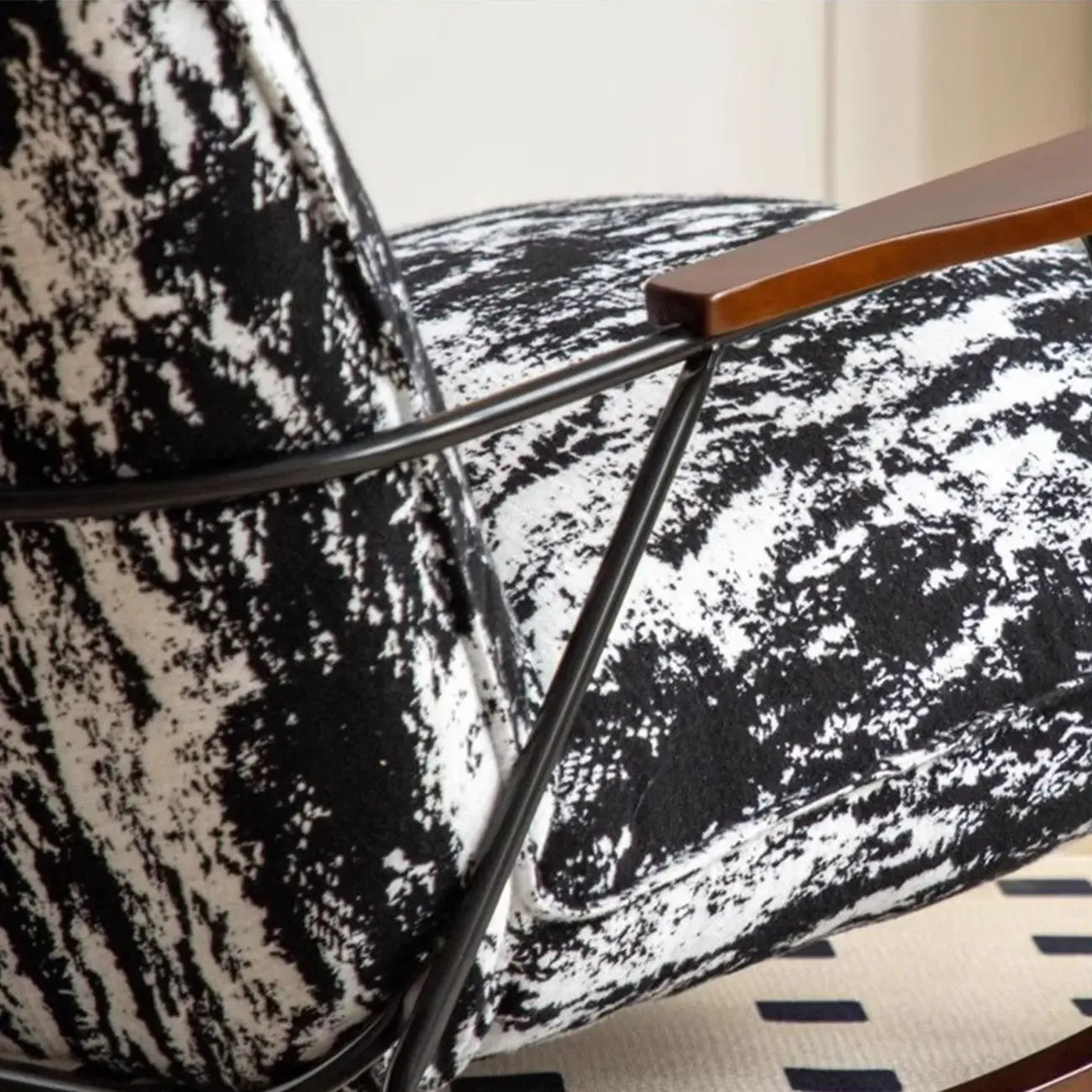 Fauteuil à bascule moderne avec revêtement en fausse fourrure de vison et structure en métal