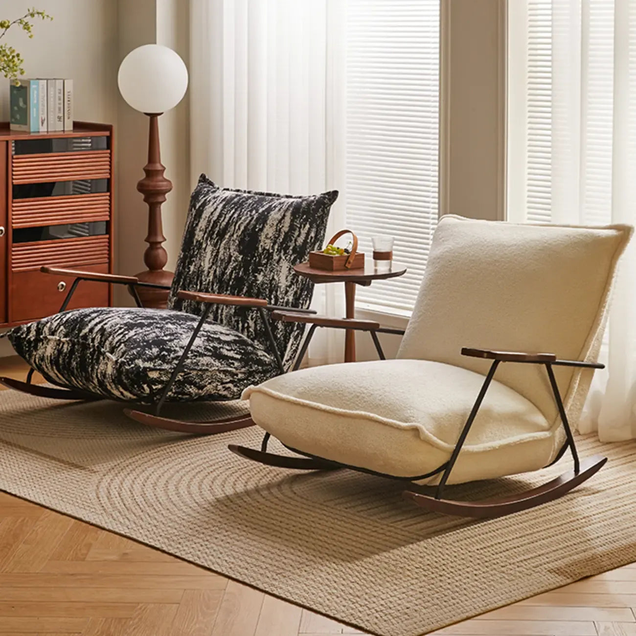 Fauteuil à bascule moderne avec revêtement en fausse fourrure de vison et structure en métal