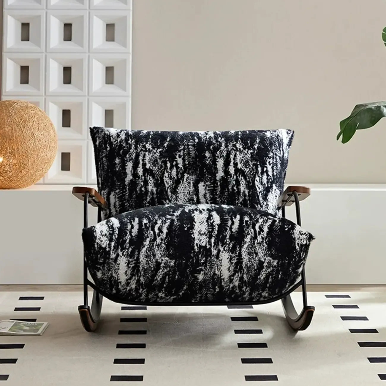 Fauteuil à bascule moderne avec revêtement en fausse fourrure de vison et structure en métal