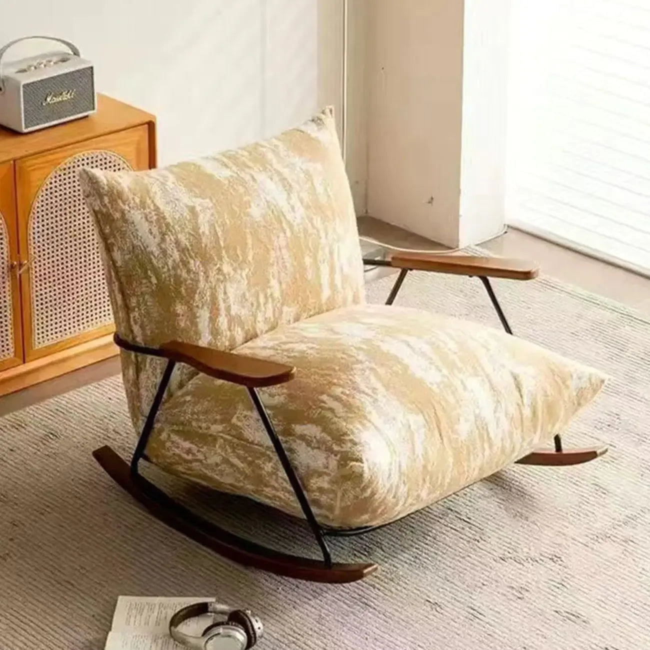 Fauteuil à bascule moderne avec revêtement en fausse fourrure de vison et structure en métal