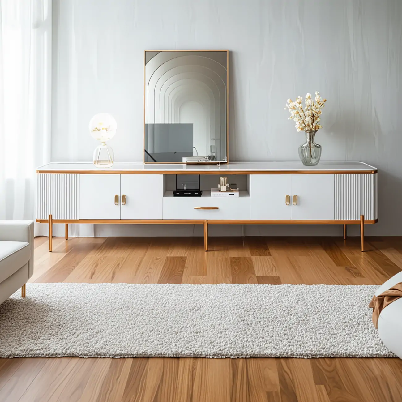 Meuble TV glamour en pierre blanche brillante avec gestion des câbles
