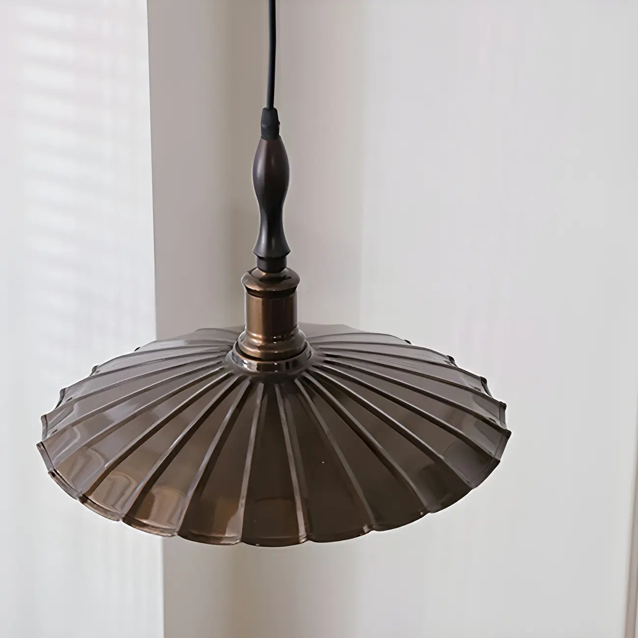 Suspension ronde conique cannelée en fer brun