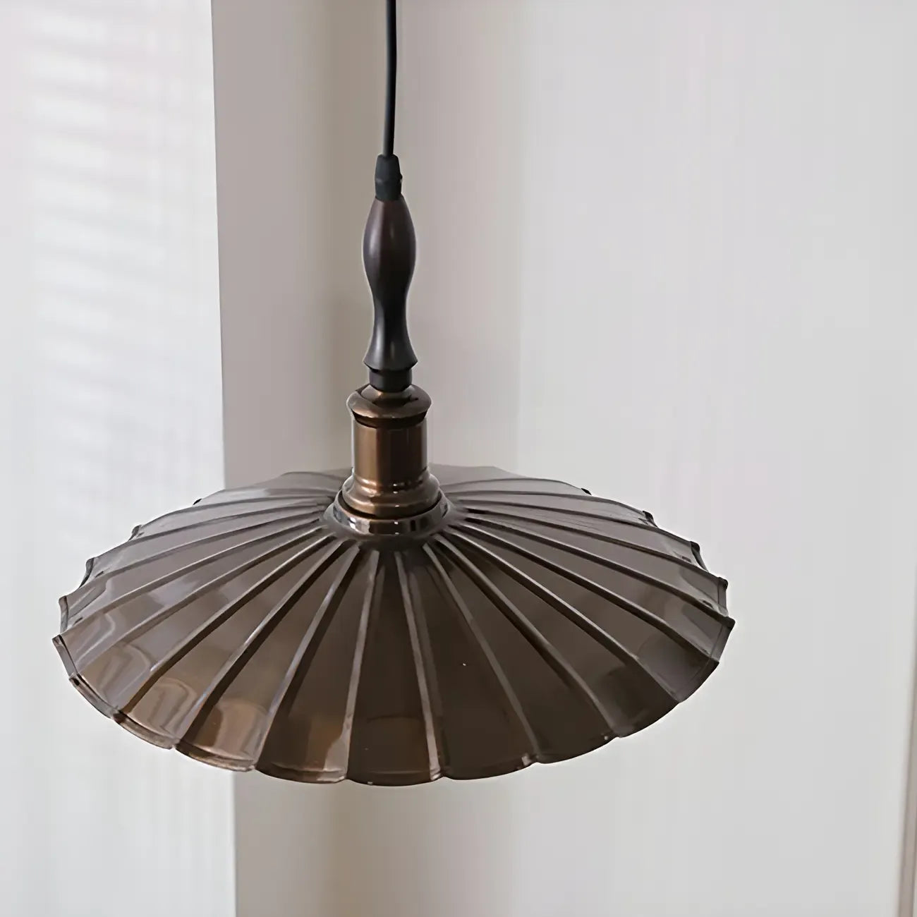 Suspension ronde conique cannelée en fer brun