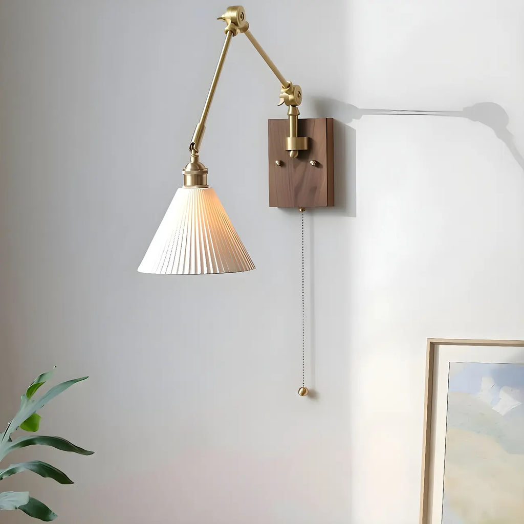 Applique da parete in ottone anticato con braccio orientabile e paralume in ceramica bianca