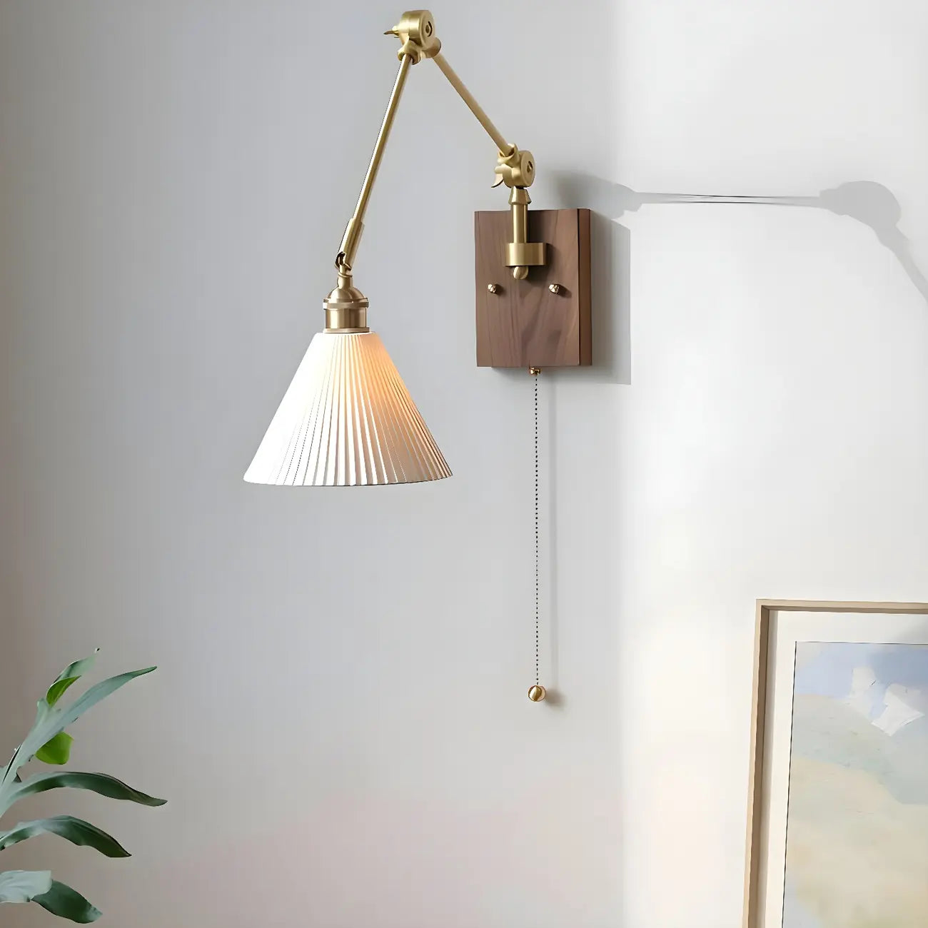 Applique da parete in ottone anticato con braccio orientabile e paralume in ceramica bianca