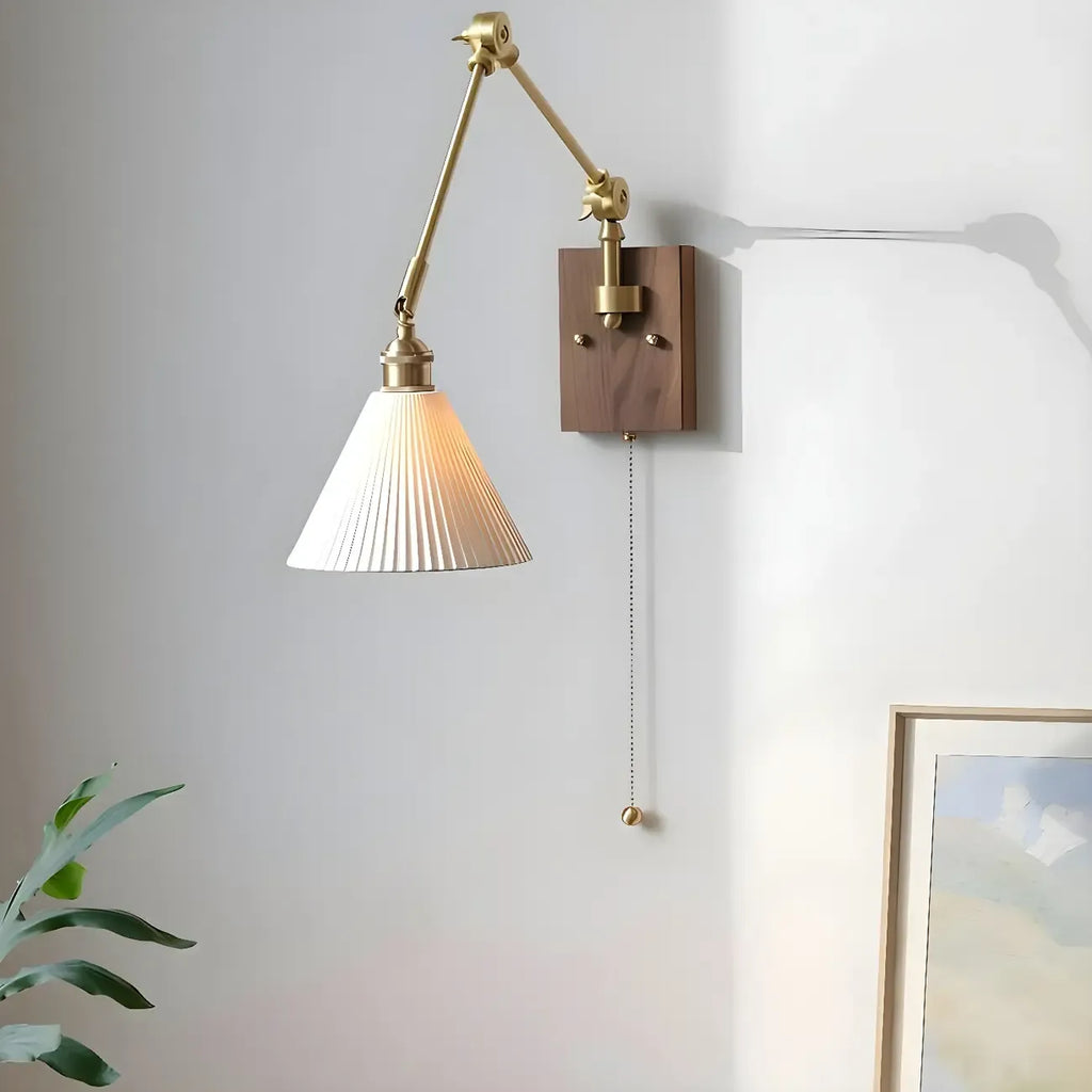 Applique da parete in ottone anticato con braccio orientabile e paralume in ceramica bianca
