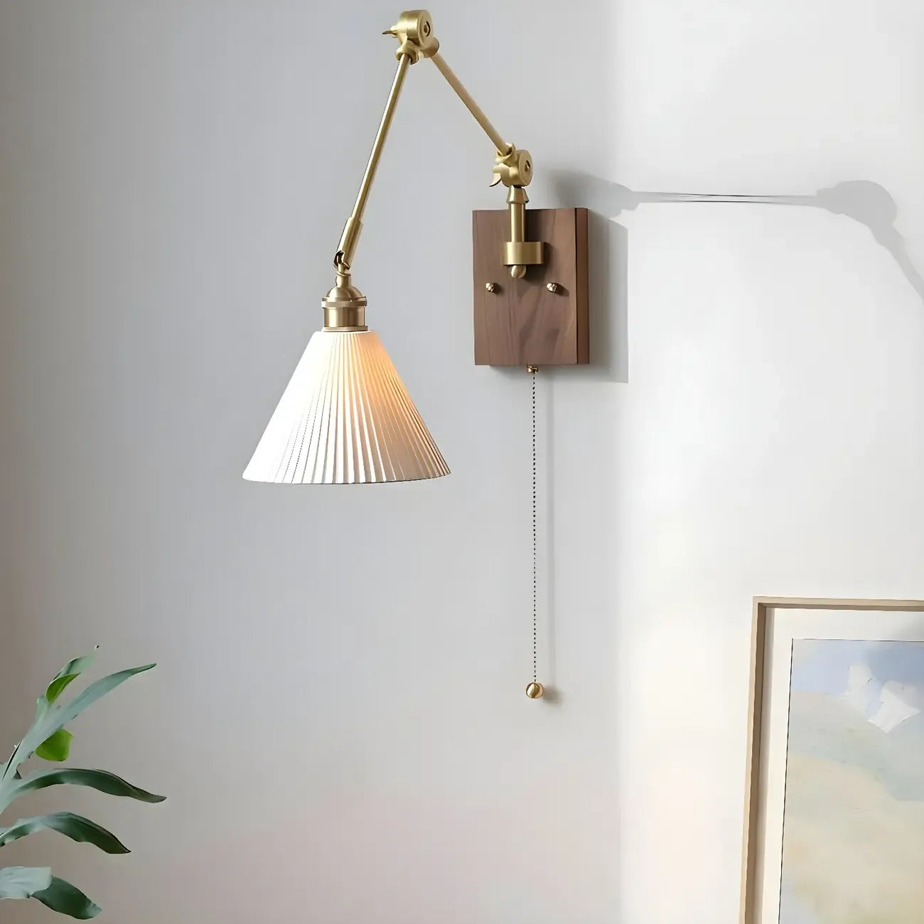 Applique da parete in ottone anticato con braccio orientabile e paralume in ceramica bianca