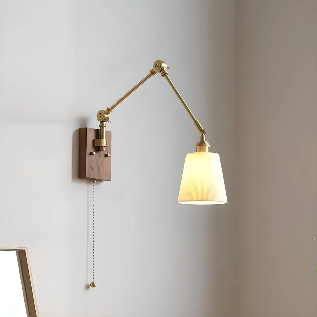 Applique da parete in ottone anticato con braccio orientabile e paralume in ceramica bianca