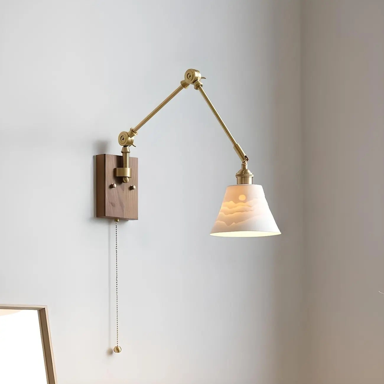 Applique da parete in ottone anticato con braccio orientabile e paralume in ceramica bianca
