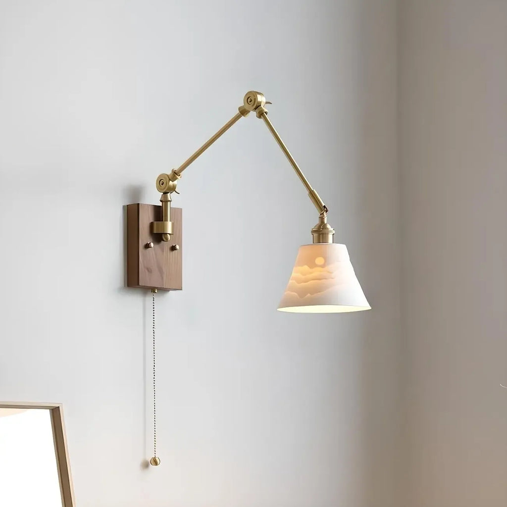 Applique da parete in ottone anticato con braccio orientabile e paralume in ceramica bianca