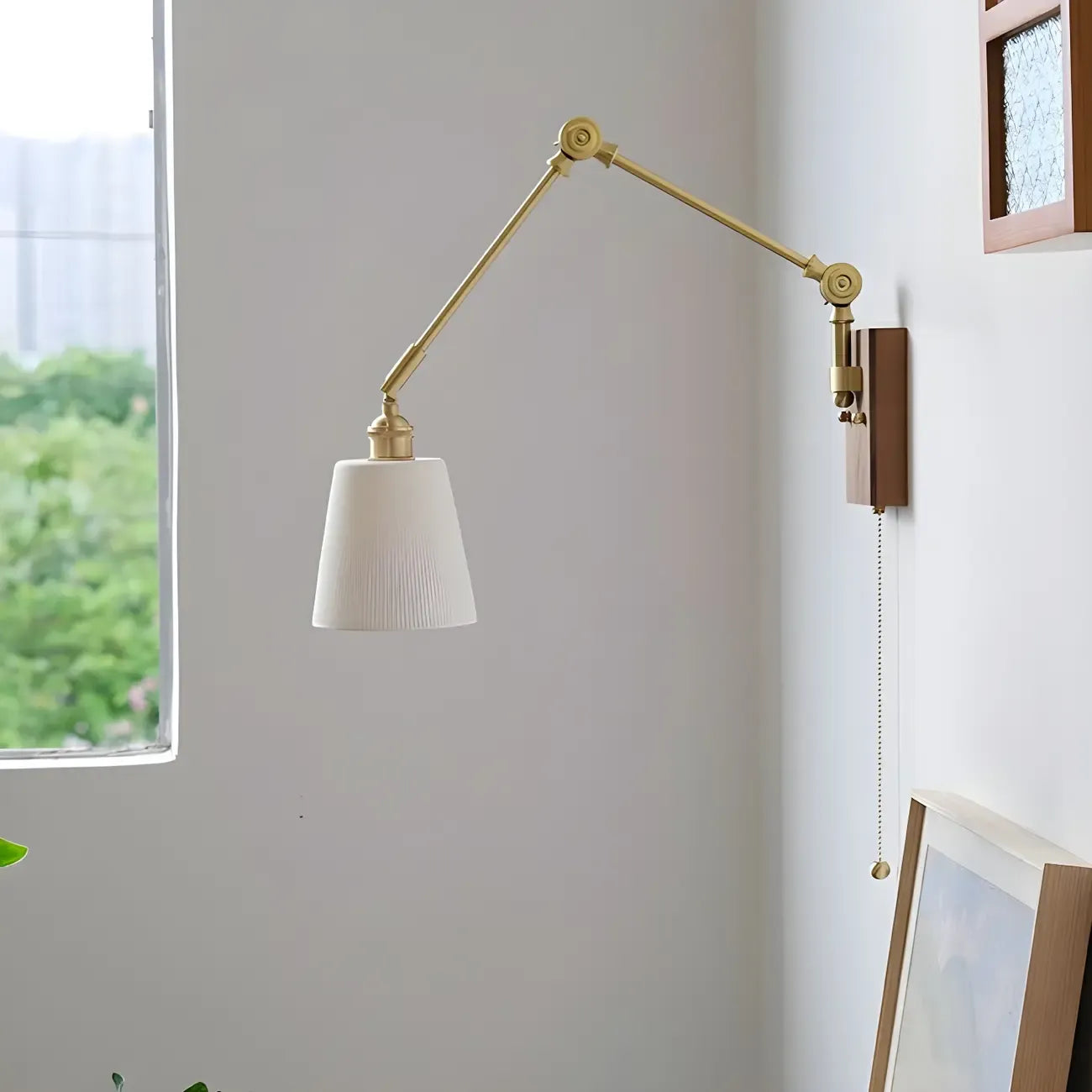 Applique da parete in ottone anticato con braccio orientabile e paralume in ceramica bianca