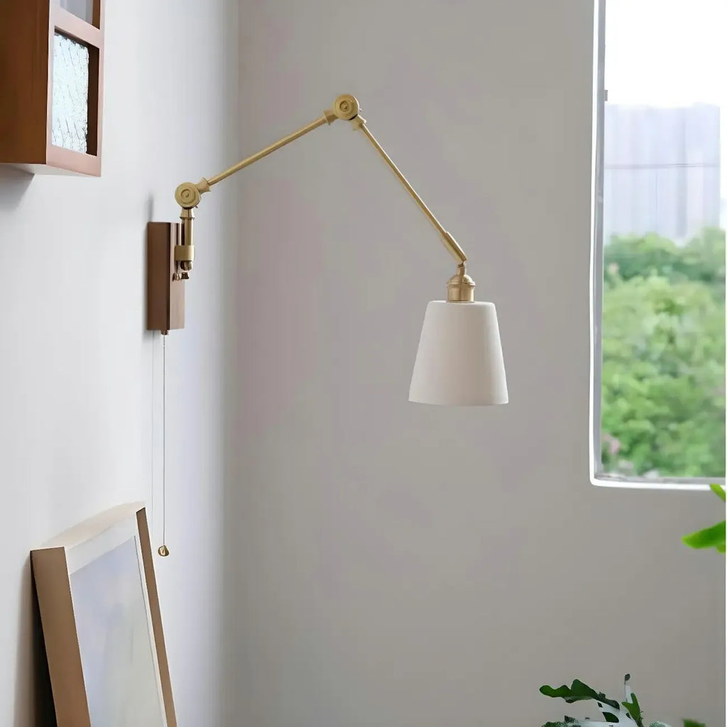 Applique da parete in ottone anticato con braccio orientabile e paralume in ceramica bianca
