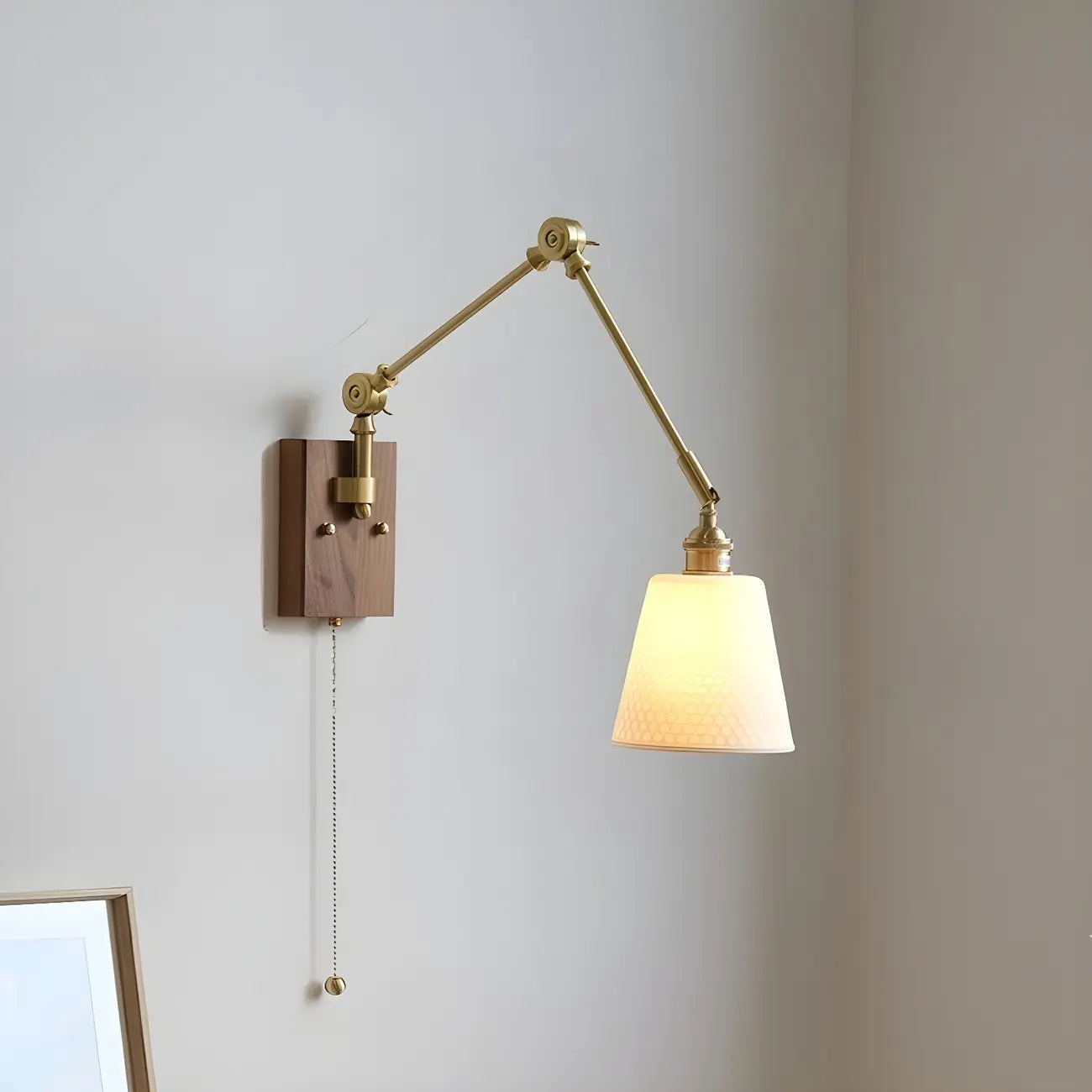 Applique da parete in ottone anticato con braccio orientabile e paralume in ceramica bianca