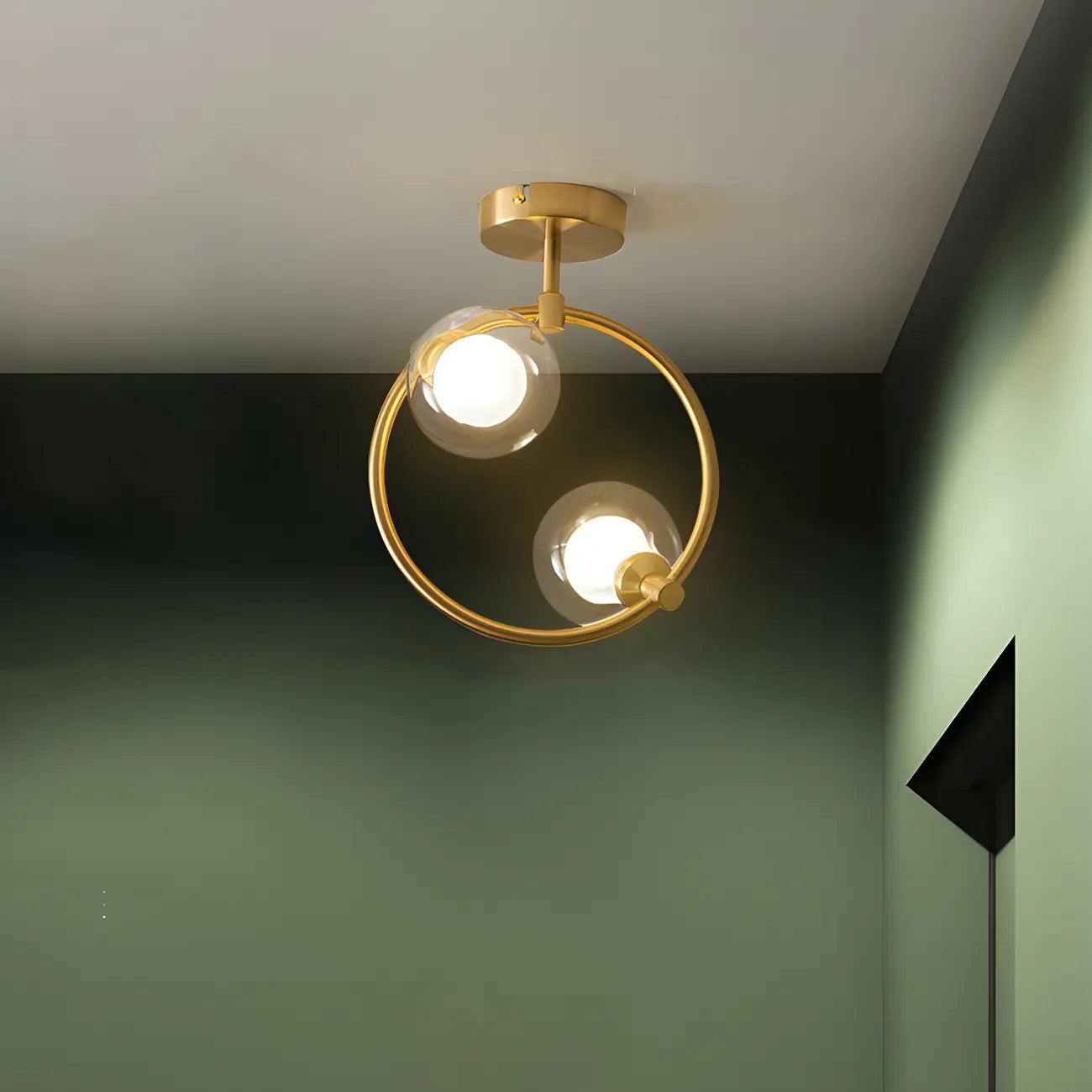 Plafonnier semi-encastré moderne en verre, métal doré et globe.