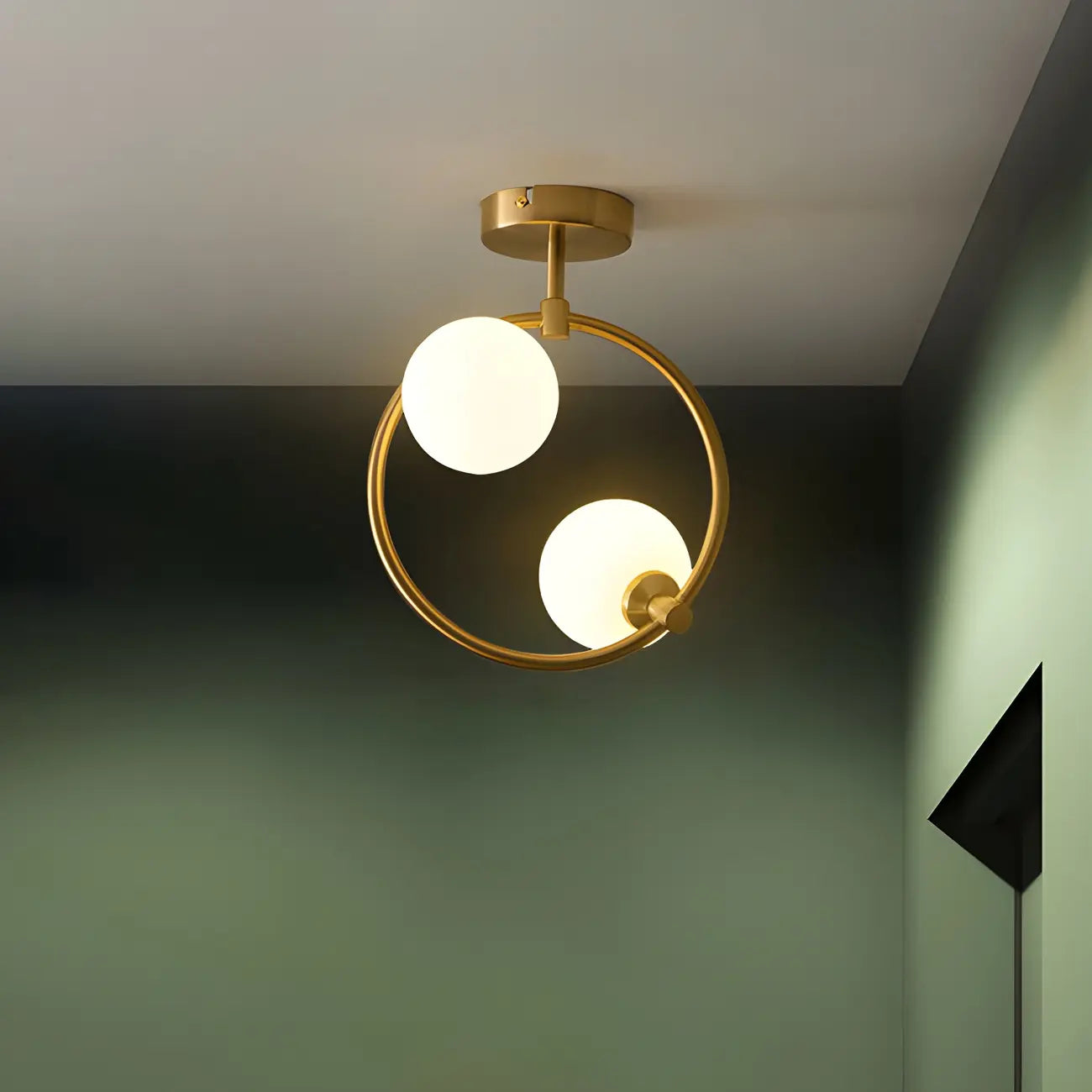 Plafonnier semi-encastré moderne en verre, métal doré et globe.