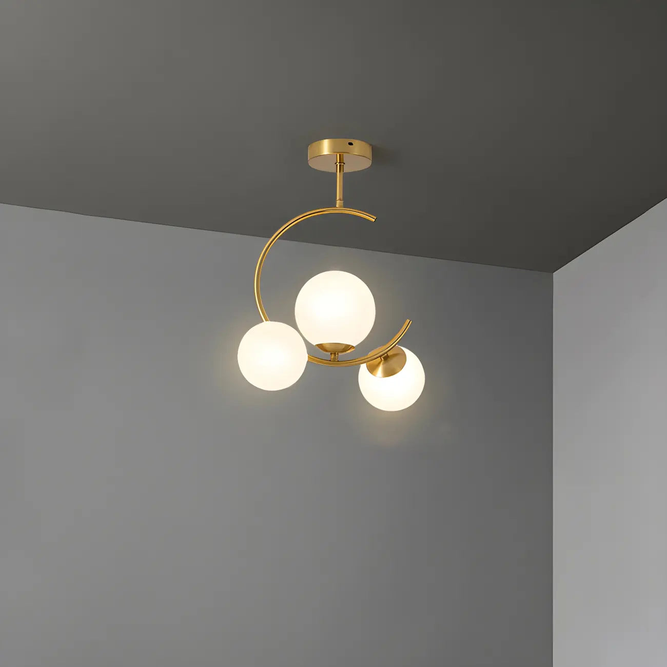 Plafonnier semi-encastré moderne en verre, métal doré et globe.