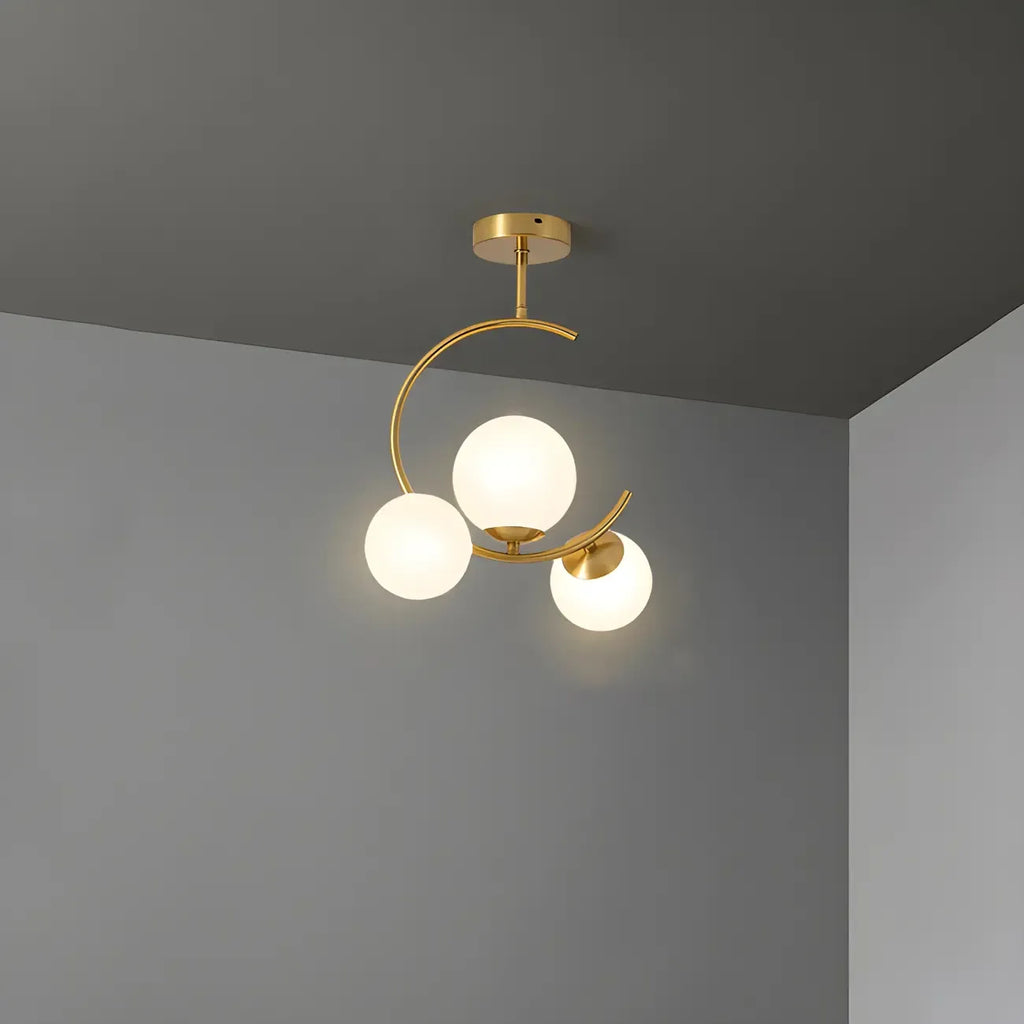 Plafonnier semi-encastré moderne en verre, métal doré et globe.