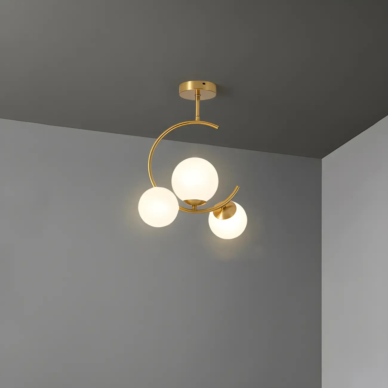Plafonnier semi-encastré moderne en verre, métal doré et globe.
