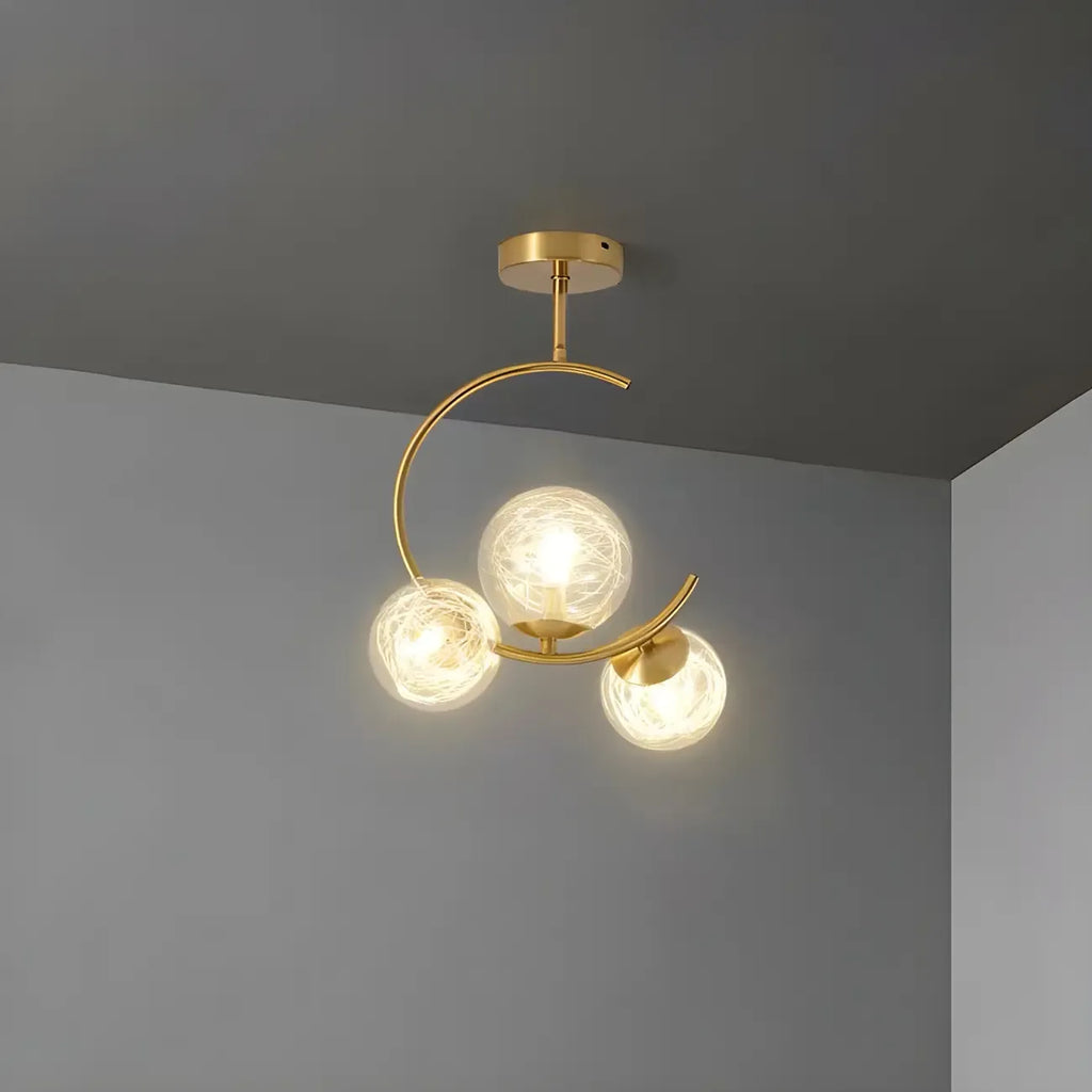 Plafonnier semi-encastré moderne en verre, métal doré et globe.