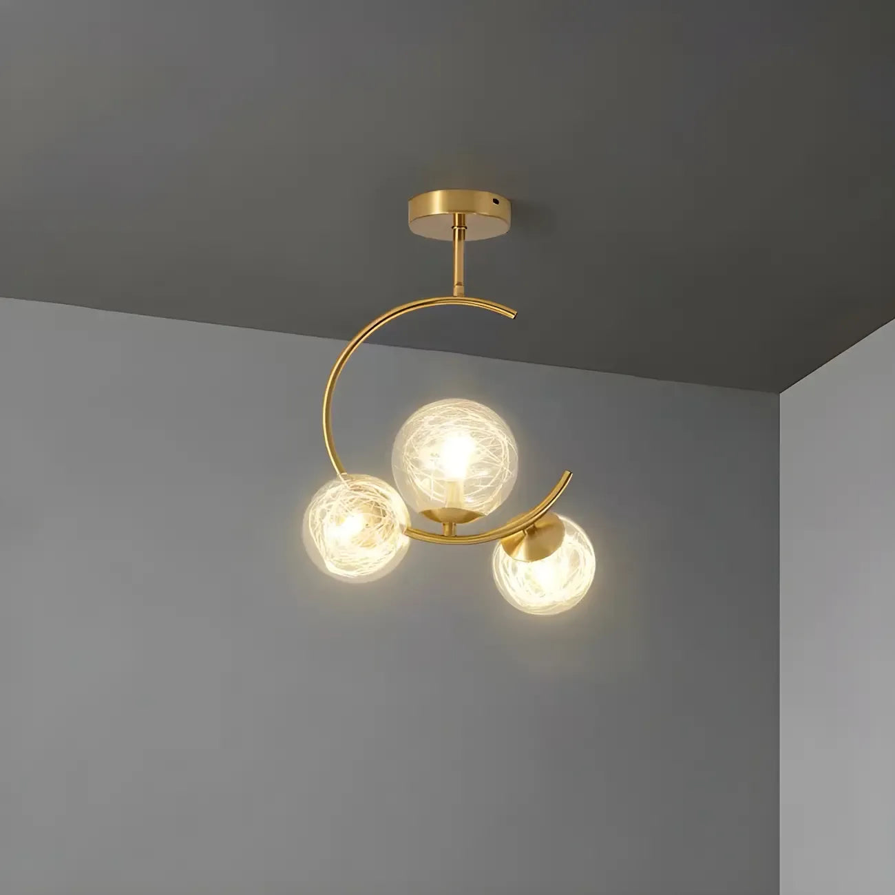 Plafonnier semi-encastré moderne en verre, métal doré et globe.