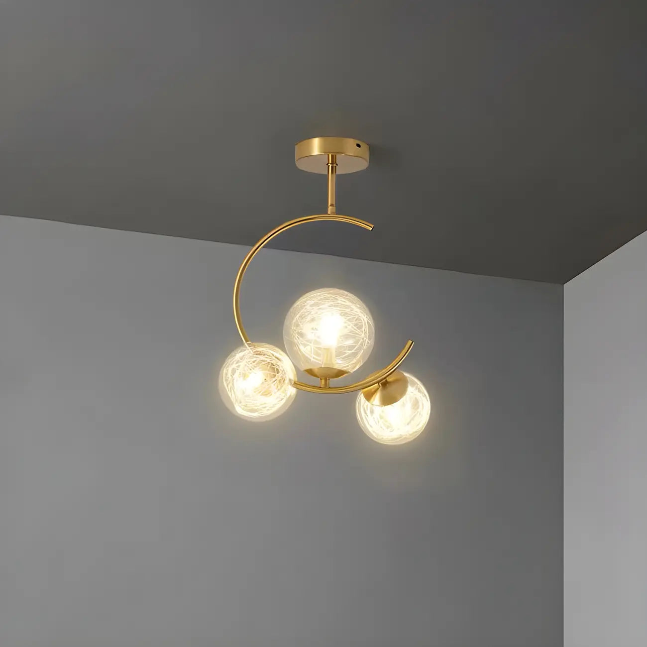 Plafonnier semi-encastré moderne en verre, métal doré et globe.