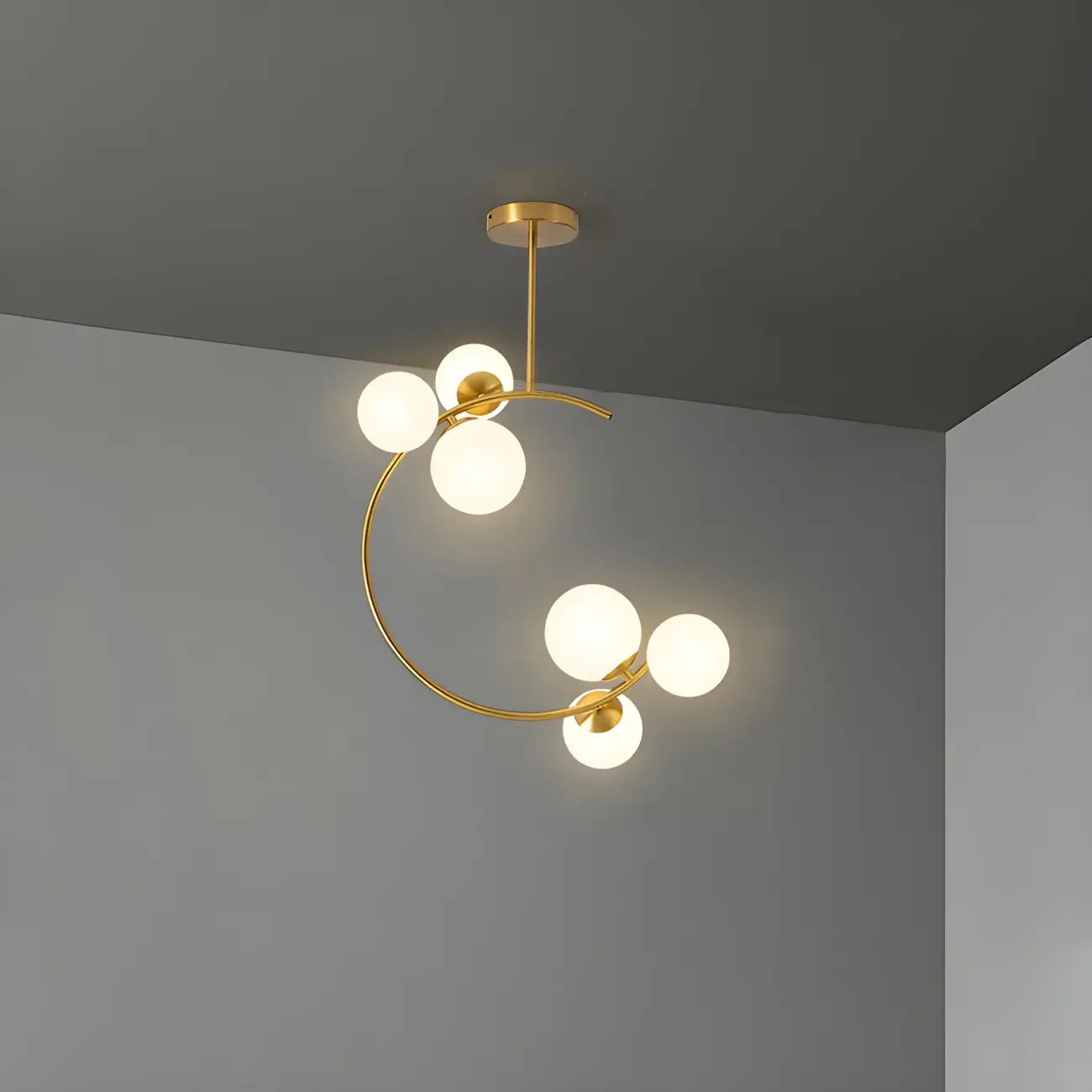 Plafonnier semi-encastré moderne en verre, métal doré et globe.