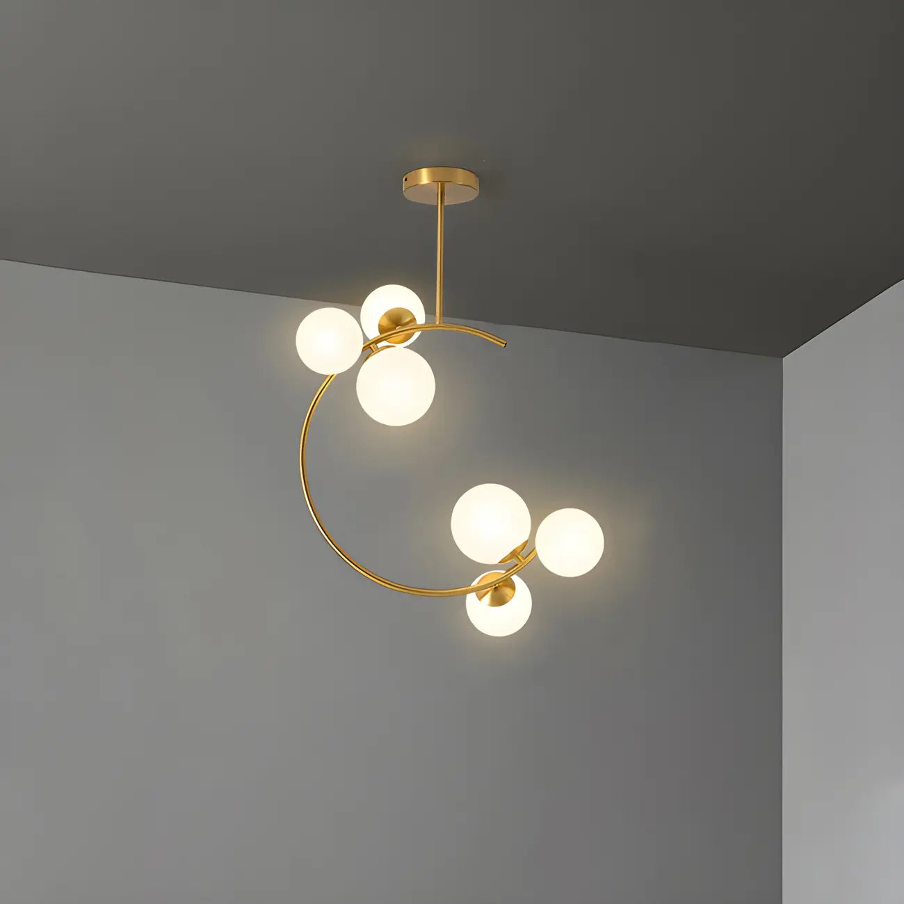 Plafonnier semi-encastré moderne en verre, métal doré et globe.