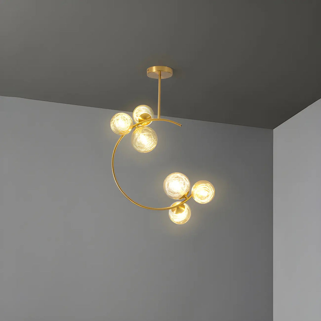 Plafonnier semi-encastré moderne en verre, métal doré et globe.