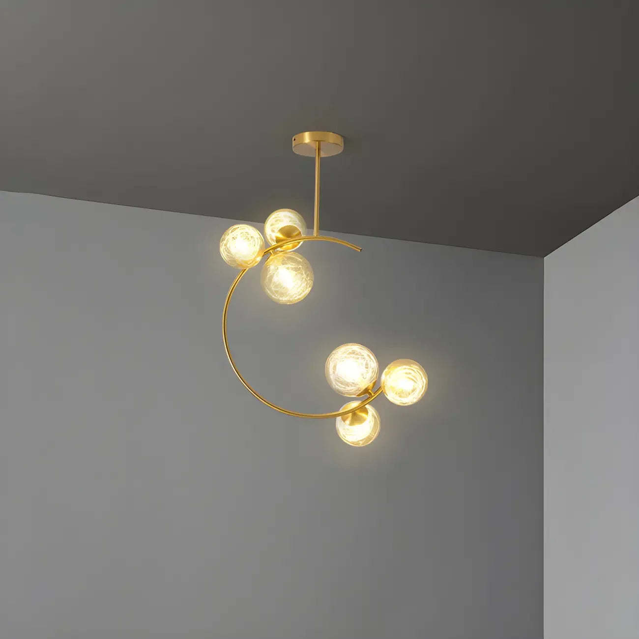 Plafonnier semi-encastré moderne en verre, métal doré et globe.