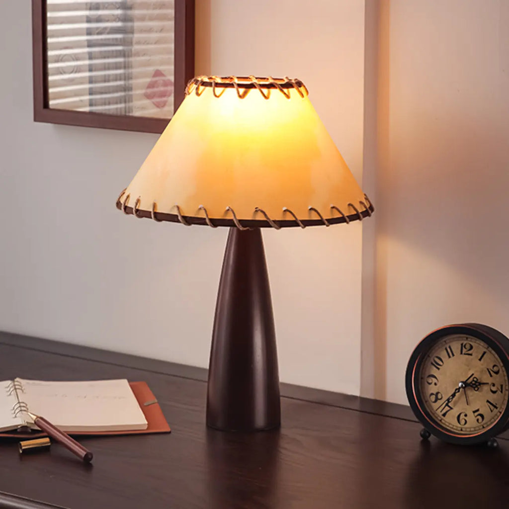 Lampe de table vintage élégante avec abat-jour en tissu et chaînette.