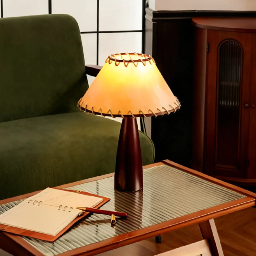 Lampe de table vintage élégante avec abat-jour en tissu et chaînette.