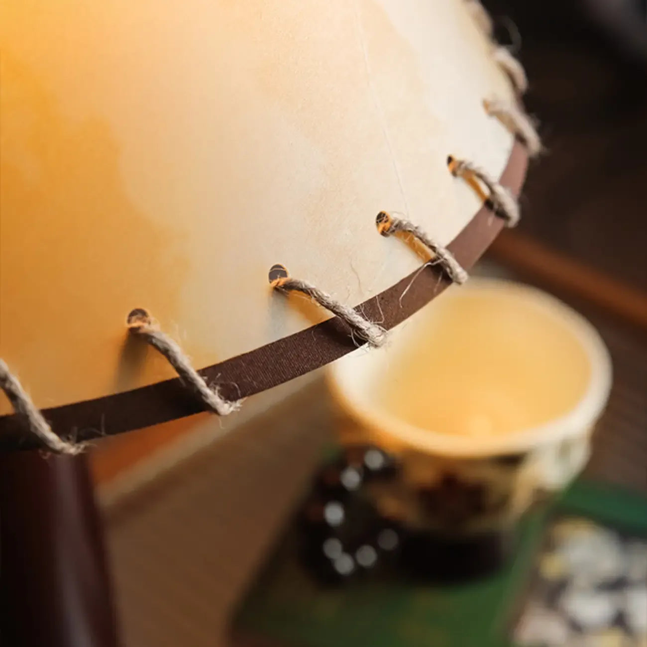 Lampe de table vintage élégante avec abat-jour en tissu et chaînette.