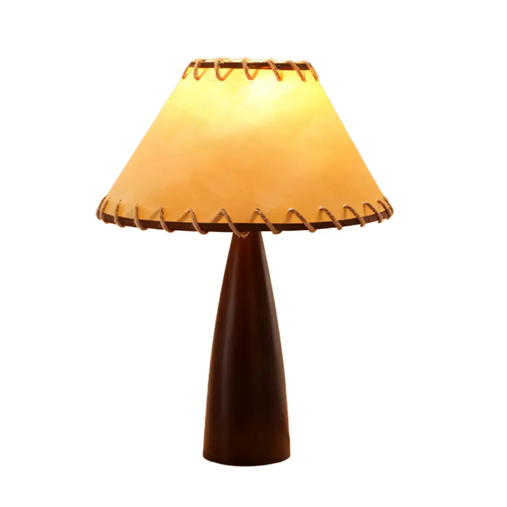 Lampe de table vintage élégante avec abat-jour en tissu et chaînette.