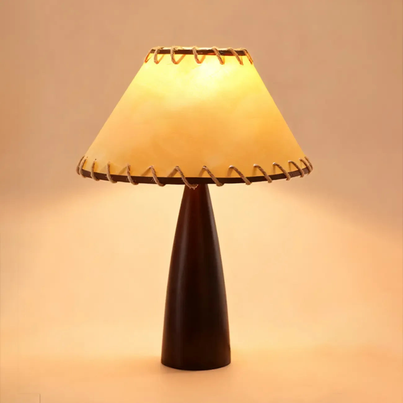 Lampe de table vintage élégante avec abat-jour en tissu et chaînette.