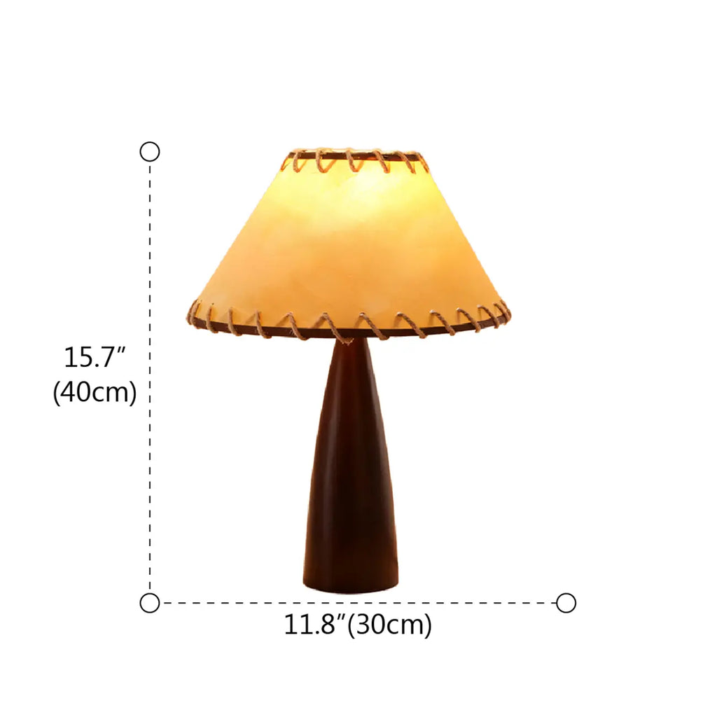 Lampe de table vintage élégante avec abat-jour en tissu et chaînette.