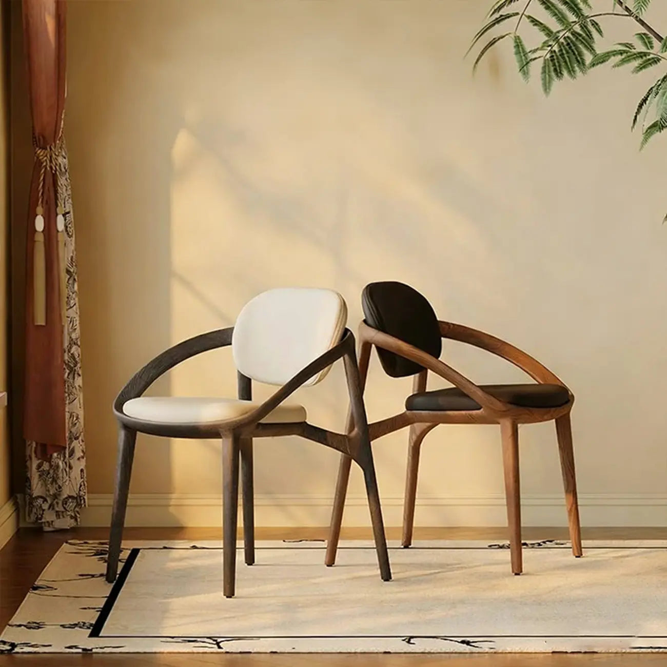 Chaise de salle à manger en bois de style moderne du milieu du siècle avec accoudoirs