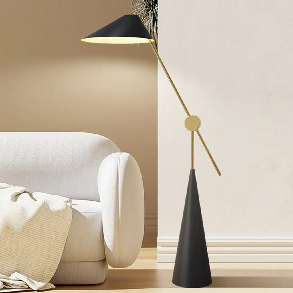 Lampadaire moderne noir avec abat-jour triangulaire et pied en métal