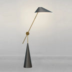Lampadaire moderne noir avec abat-jour triangulaire et pied en métal