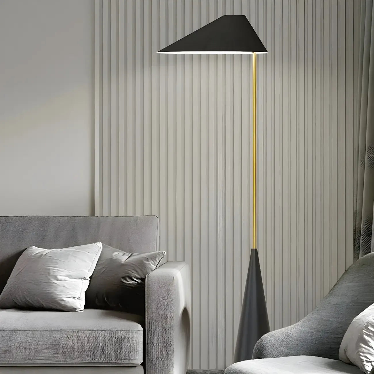 Lampadaire moderne noir avec abat-jour triangulaire et pied en métal