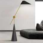 Lampadaire moderne noir avec abat-jour triangulaire et pied en métal