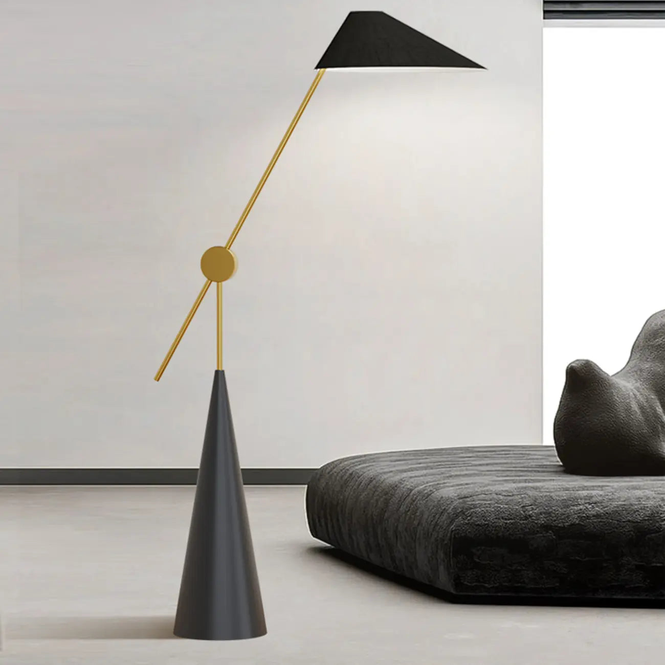 Lampadaire moderne noir avec abat-jour triangulaire et pied en métal
