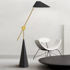 Lampadaire moderne noir avec abat-jour triangulaire et pied en métal