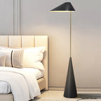Lampadaire moderne noir avec abat-jour triangulaire et pied en métal