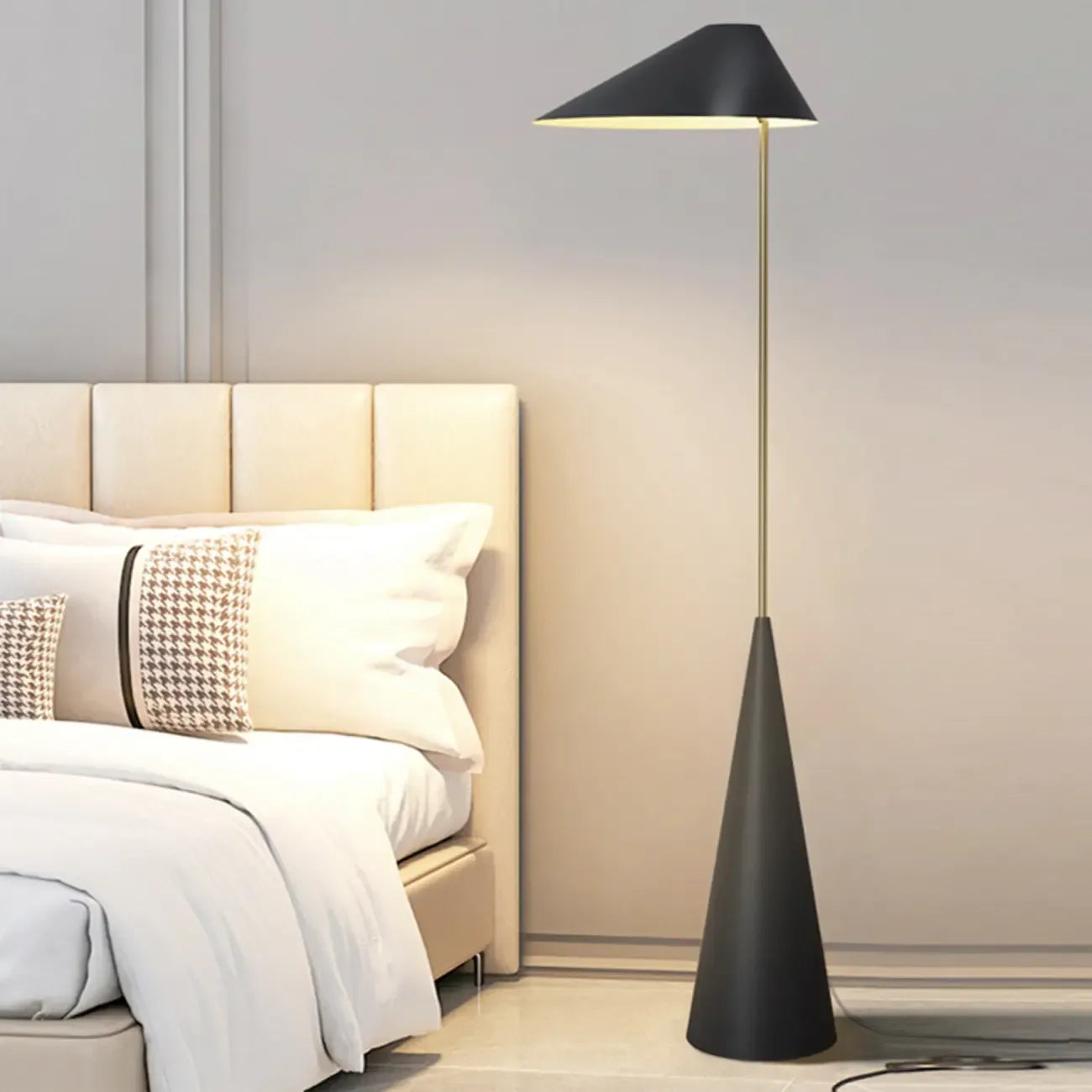 Lampadaire moderne noir avec abat-jour triangulaire et pied en métal