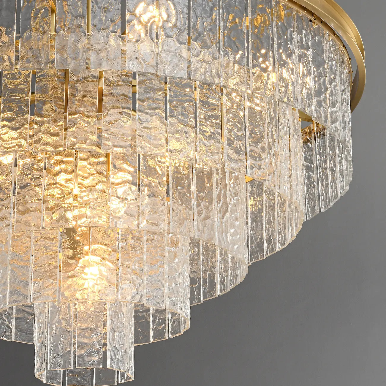 Lustre Gaia de luxe avec tige de suspension en laiton et verre étagé